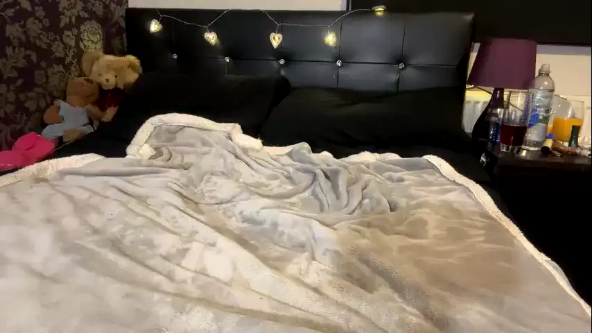 Cheekyleiigh – Chaturbate Live Video – 2025-08-19 17:14:04