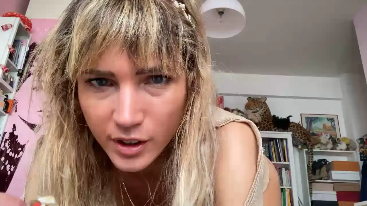 Afrodite1992 – Cam4 Live Video – 2025-03-26 03:33:07